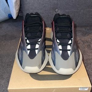 Yeezy 700 V3 Faded Carbon size 7 men with box